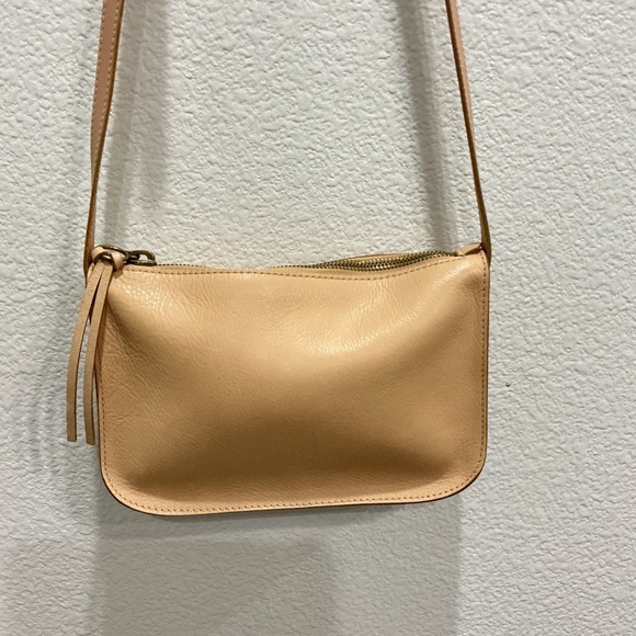Madewell Handbags - Madewell ‘The Simple’ Nude Tan Leather Crossbody Bag